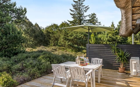 Esma - 3Km from the Sea: Bygning, Hus, Vindue, Hjem, Tag, Boligområde, Busk, Sommerhus, Land Lot