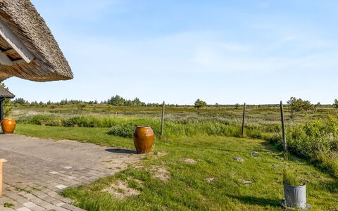 Esma - 3Km from the Sea: Bygning, Hus, Vindue, Hjem, Tag, Boligområde, Busk, Sommerhus, Land Lot