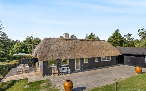 Esma - 3Km from the Sea: Bygning, Hus, Vindue, Hjem, Tag, Boligområde, Busk, Sommerhus, Land Lot