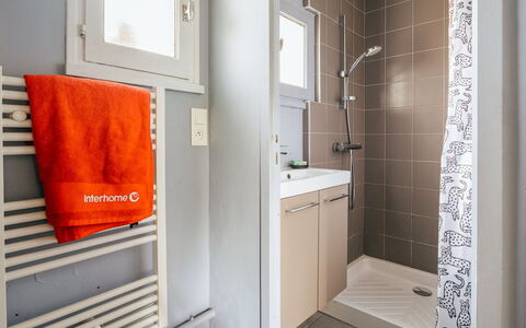 Le Nyce: Væg, Sanitærarmatur, Gulvbelægning, Badeværelse, Etage, Indretning, Vvs, Toilet, Værelse, Tap