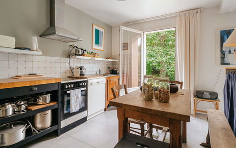 Le Nyce: Møbel, Køkken Apparat, Køkken, Countertop, Indretning, Større Bandage, Gulvbelægning, Cabinetry, Træ, Husholdningsapparat