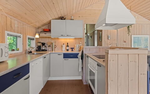Leeve - 1.3Km from the Sea: Hus, Hjem, Dør, Tag, Sommerhus, Estate, Have, Skygge, Sidespor, Gård