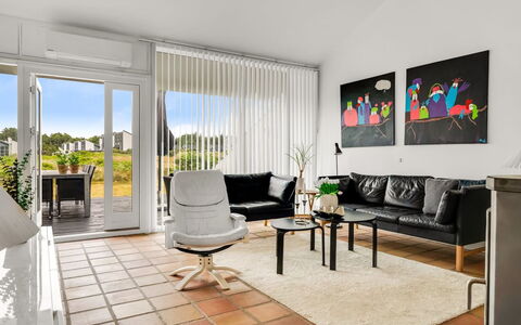 Nis - 900M from the Sea: Møbel, Indretning, Gulvbelægning, Couch, Etage, Stue, Loft, Værelse, Lejlighed, Belysning