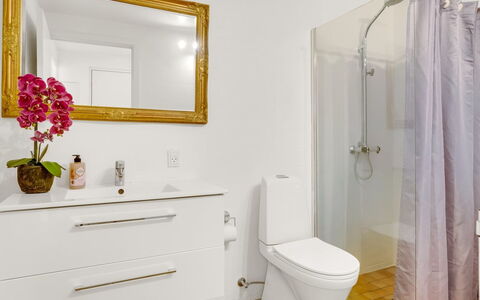 Nis - 900M from the Sea: Badeværelse, Sanitærarmatur, Gulvbelægning, Etage, Indretning, Toilet, Badeværelsesskab, Toiletbræt, Vvs, Tap