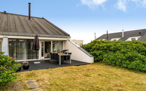 Nis - 900M from the Sea: Himmel, Tag, Hjem, Hus, Boligområde, Sommerhus, Estate, Forstad, Skygge, Landscaping