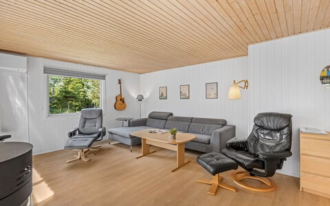 Eine - from the Sea: Møbel, Indretning, Gulvbelægning, Træ, Loft, Trægulve, Etage, Couch, Stue, Hjem