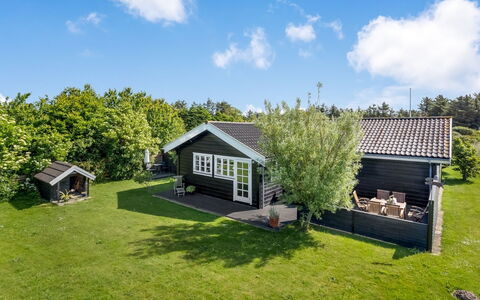 Helemine - 500M from the Sea: Blå, Busk, Sommerhus, Bunddække, Have, Estate, Skygge, Landscaping, Stuehus, Eco Hotel
