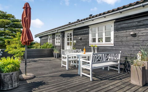 Helemine - 500M from the Sea: Blå, Busk, Sommerhus, Bunddække, Have, Estate, Skygge, Landscaping, Stuehus, Eco Hotel