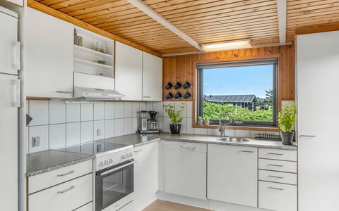 Iiris - 200M from the Sea: Køkken, Countertop, Køkken Apparat, Træ, Gulvbelægning, Indretning, Cabinetry, Køkkenvask, Større Bandage, Loft
