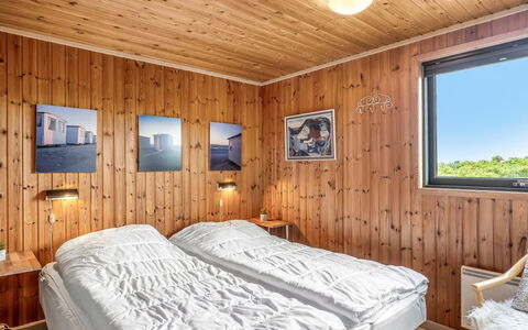 Iiris - 200M from the Sea: Træ, Soveværelse, Seng, Sengetøj, Bed Frame, Indretning, Sengetøj, Loft, Bejdse, Hårdttræ