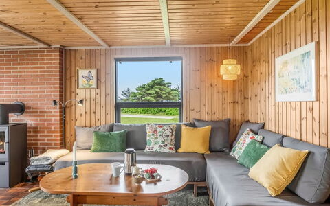 Iiris - 200M from the Sea: Møbel, Indretning, Gulvbelægning, Træ, Etage, Loft, Couch, Værelse, Stue, Belysning