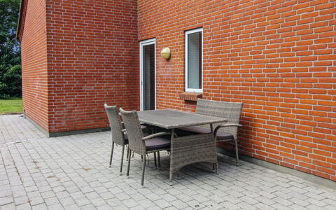 Josefiina - 22Km from the Sea: Træ, Gulvbelægning, Indretning, Etage, Møbel, Trægulve, Værelse, Loft, Bejdse, Hårdttræ