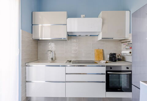 Altamarea Apartment: Køkken Apparat, Køkken, Cabinetry, Countertop, Større Bandage, Gulvbelægning, Møbel, Indretning, Træ, Husholdningsapparat