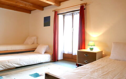 Casa Calanca: Møbel, Etage, Træ, Seng, Indretning, Gulvbelægning, Soveværelse, Værelse, Sengetøj, Belysning