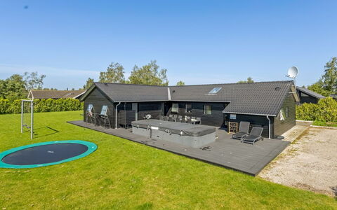 Bernadine - 500M from the Sea: Træ, Hjem, Veranda, Dæk, Hårdttræ, Tag, Bejdse, Trægulve, Eco Hotel