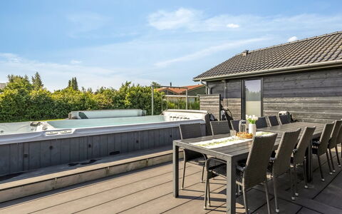 Bernadine - 500M from the Sea: Træ, Hjem, Veranda, Dæk, Hårdttræ, Tag, Bejdse, Trægulve, Eco Hotel