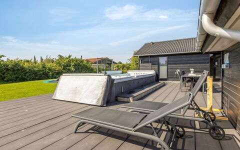 Bernadine - 500M from the Sea: Træ, Hjem, Veranda, Dæk, Hårdttræ, Tag, Bejdse, Trægulve, Eco Hotel