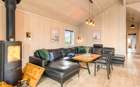 Bernadine - 500M from the Sea: Træ, Hjem, Gulvbelægning, Trægulve, Sommerhus, Hårdttræ, Loft, Stue, Planke, Couch