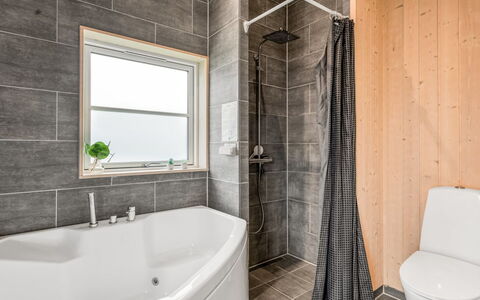 Bernadine - 500M from the Sea: Gulvbelægning, Sanitærarmatur, Badeværelse, Etage, Indretning, Vvs, Håndvask, Tap, Loft, Kompositmateriale