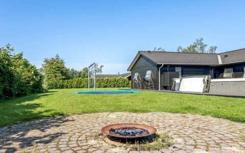 Bernadine - 500M from the Sea: Græs, Have, Land Lot, Lawn, Skygge, Landscaping, Backyard, Gård, Estate, Stuehus