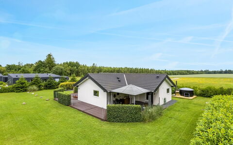 Naimi - 30Km from the Sea: Estate, Skygge, Indkørsel, Stuehus