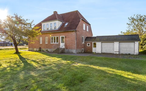 Albina - 4.5Km from the Sea: Estate, Skygge, Indkørsel, Stuehus