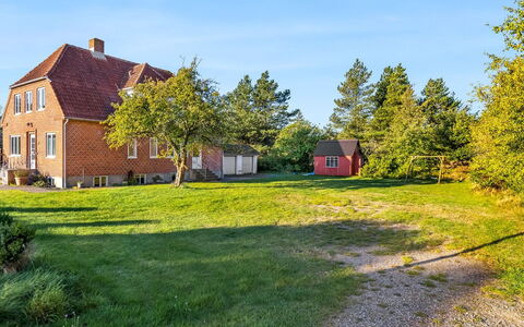 Albina - 4.5Km from the Sea: Estate, Skygge, Indkørsel, Stuehus