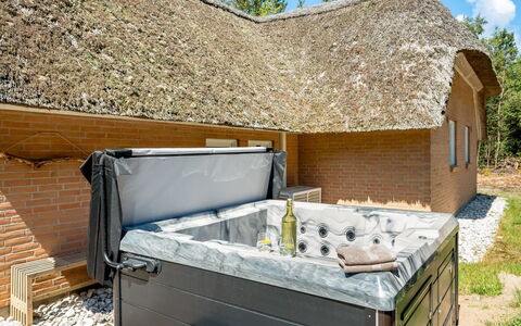 Batsha - 1.7Km from the Sea: Badekar, Kompositmateriale, Jacuzzi, Svømmepøl, Sanitærarmatur, Udendørs Struktur