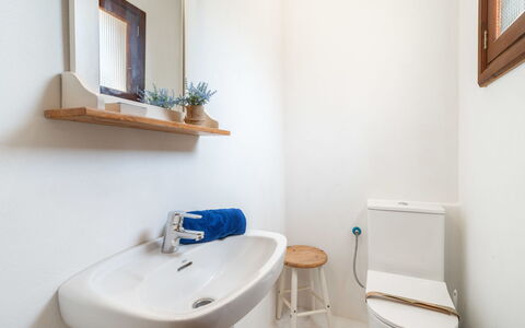 Can Jordi: Toiletbræt, Badeværelse, Sanitærarmatur, Toilet, Gulvbelægning, Etage, Indretning, Vvs, Badeværelsesvask, Håndvask