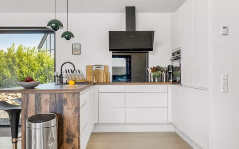 Merve - 250M from the Sea: Køkken, Køkken Apparat, Countertop, Møbel, Indretning, Gulvbelægning, Cabinetry, Husholdningsapparat, Etage, Større Bandage