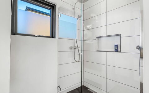 Merve - 250M from the Sea: Gulvbelægning, Indretning, Etage, Loft, Glas, Sanitærarmatur, Flise, Badeværelse, Vvs
