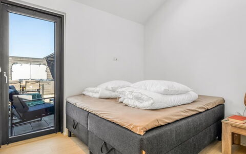 Merve - 250M from the Sea: Træ, Etage, Gulvbelægning, Soveværelse, Dagslys, Sengetøj, Seng, Sengetøj, Madras, Bed Frame