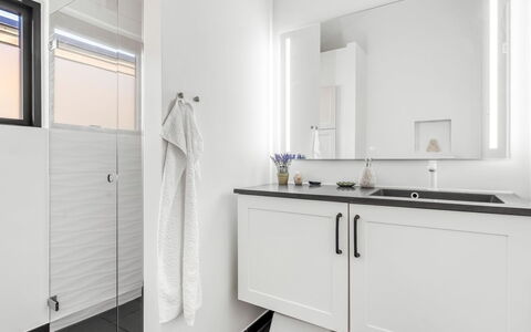Merve - 250M from the Sea: Indretning, Gulvbelægning, Sanitærarmatur, Etage, Håndvask, Badeværelsesskab, Tap, Countertop, Cabinetry, Badeværelse