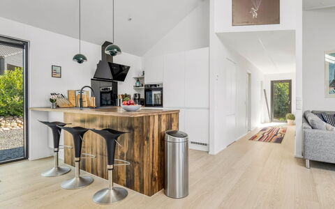 Merve - 250M from the Sea: Indretning, Gulvbelægning, Møbel, Etage, Trægulve, Countertop, Træ, Loft, Køkken, Laminat Gulv