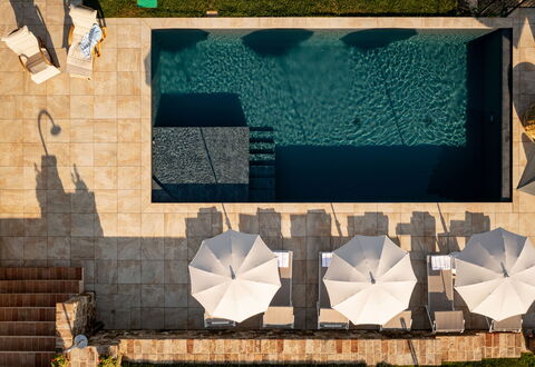 Casale Isidoro: Svømmepøl, Kompositmateriale, Udendørs Møbler, Liggestol, Skygge, Water Feature, Hårdttræ, Flise, Flise, Gårdsplads