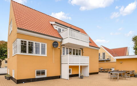 Dorti - 500M from the Sea: Estate, Skygge, Indkørsel, Stuehus