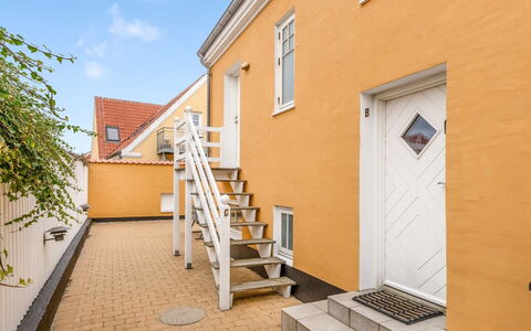 Dorti - 500M from the Sea: Estate, Skygge, Indkørsel, Stuehus