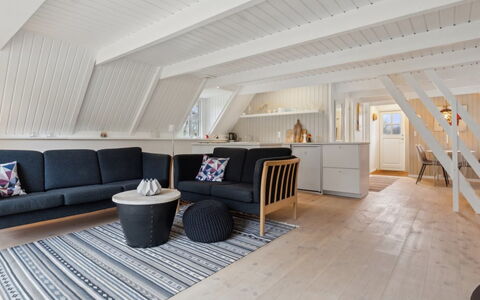 Svenne - 1.4Km from the Sea: Møbel, Gulvbelægning, Indretning, Etage, Træ, Loft, Trægulve, Couch, Stue, Belysning