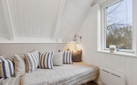 Svenne - 1.4Km from the Sea: Indretning, Væg, Møbel, Træ, Gulvbelægning, Etage, Seng, Loft, Værelse, Soveværelse