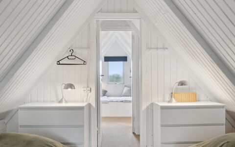 Svenne - 1.4Km from the Sea: Træ, Gulvbelægning, Loft, Etage, Indretning, Soveværelse, Attic, Værelse, Seng, Trægulve