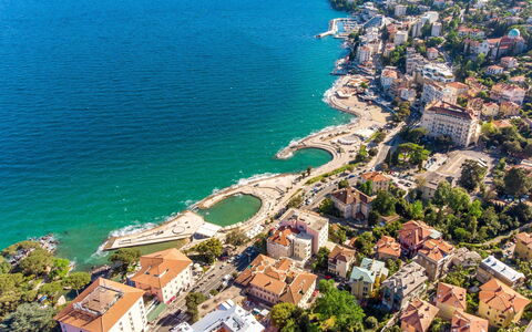 Opatija 158: Træ, Indretning, Gulvbelægning, Møbel, Etage, Bord, Køkken & Spisebord, Stol, Trægulve, Værelse