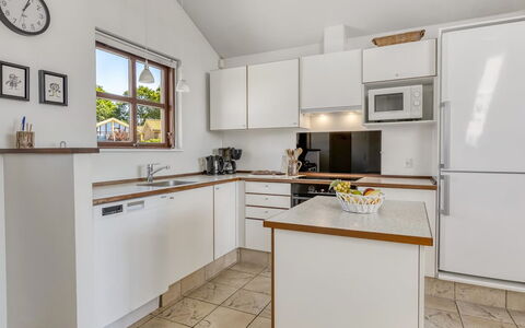 Era - 100M from the Sea: Countertop, Køkken, Møbel, Indretning, Køkken Apparat, Cabinetry, Gulvbelægning, Større Bandage, Træ, Loft