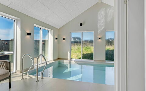 Konrad - from the Sea: Loft, Indretning, Gulvbelægning, Etage, Svømmepøl, Dagslys, Lysarmatur, Hotel, Udvej, Villa