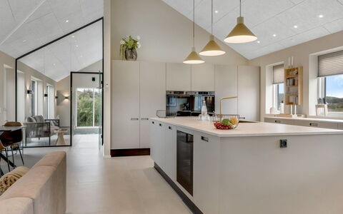 Konrad - from the Sea: Indretning, Loft, Gulvbelægning, Lysarmatur, Etage, Køkken, Møbel, Countertop, Værelse, Cabinetry