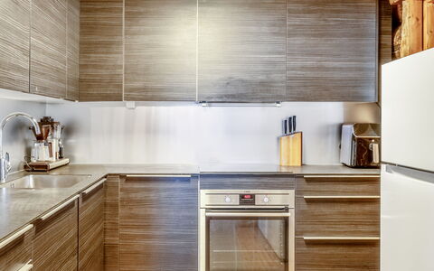 Lumikenttien Kutsu: Køkken, Gulvbelægning, Træ, Køkken Apparat, Countertop, Indretning, Cabinetry, Etage, Større Bandage, Trægulve