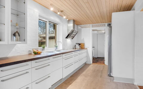 Withulf - 500M to the Fjord: Gulvbelægning, Indretning, Træ, Countertop, Trægulve, Køkken, Etage, Loft, Cabinetry, Større Bandage