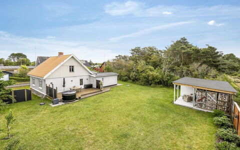 Nanja - 250M from the Sea: Træ, Hjem, Veranda, Dæk, Hårdttræ, Tag, Bejdse, Trægulve, Eco Hotel
