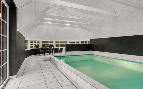 Tara - 1Km from the Sea: Gulvbelægning, Etage, Indretning, Loft, Kompositmateriale, Flise, Design, Svømmepøl, Badekar