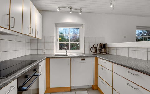 Tara - 1Km from the Sea: Gulvbelægning, Køkken, Countertop, Indretning, Etage, Sanitærarmatur, Køkken Apparat, Håndvask, Større Bandage, Loft