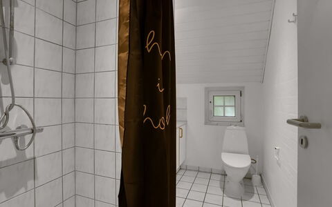 Tara - 1Km from the Sea: Væg, Gulvbelægning, Træ, Etage, Sanitærarmatur, Badeværelse, Toilet, Indretning, Vvs, Toiletbræt